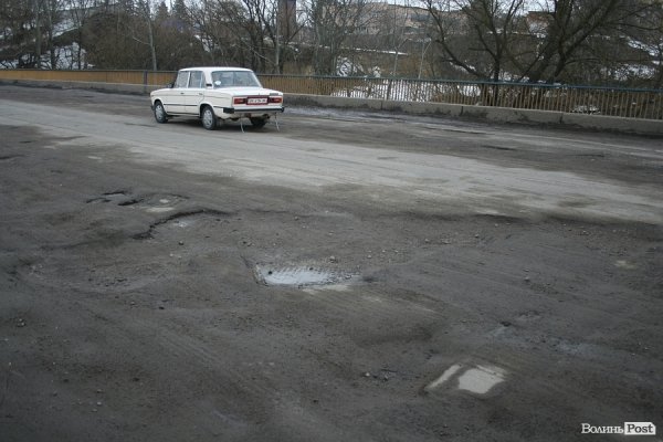 Крізь дірки у мості на Рованці видно Стир. ФОТО