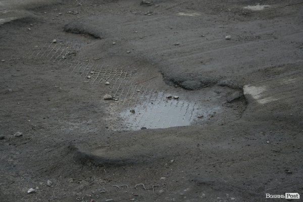 Крізь дірки у мості на Рованці видно Стир. ФОТО