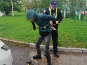 У Луцьку чоловік розбив скло в Land Cruiser і викрав речі: злочинця затримали. ФОТО