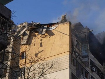  У Києві росіяни обстріляли житловий квартал у Подільському районі 