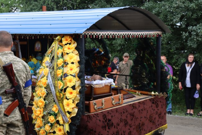 Волиняни на колінах прощалися із загиблим військовослужбовцем Олексієм Кунчиком. ФОТО