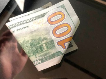 На Волині водії BMW X5 і Chrysler, які їздили п’яними за кермом, тицяли хабарі патрульним