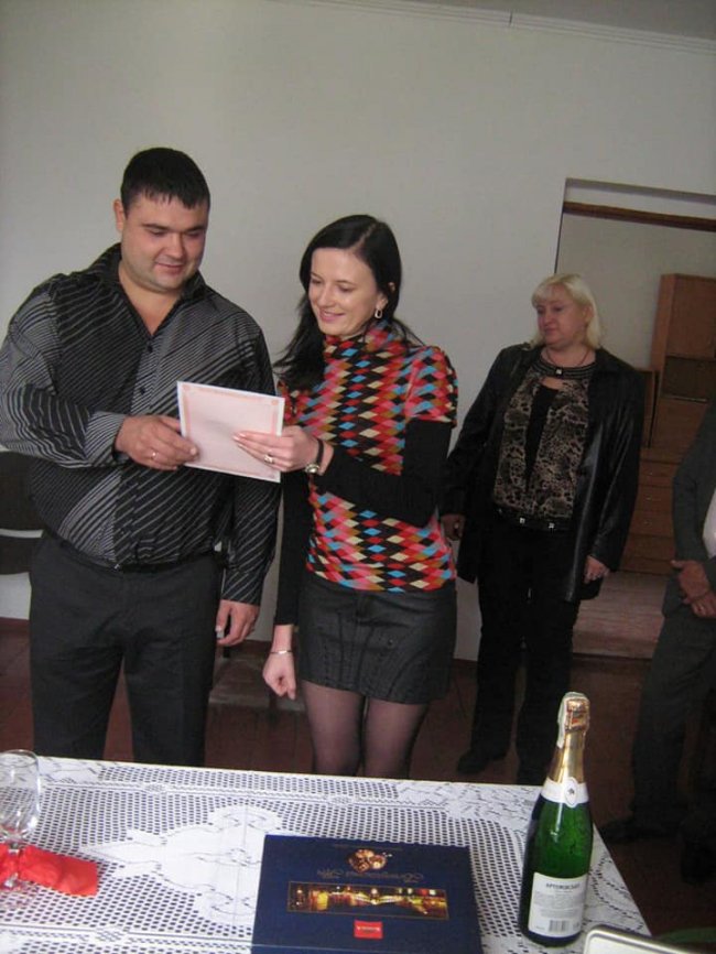 «Жгучая брюнетка» в шкіряній спідниці: речниця волинських патрульних пригадала, як виходила заміж