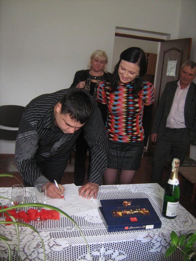 «Жгучая брюнетка» в шкіряній спідниці: речниця волинських патрульних пригадала, як виходила заміж