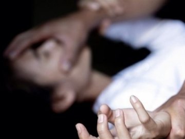 На Волині чоловік з рушницею напав на жінку і змусив роздягнутися