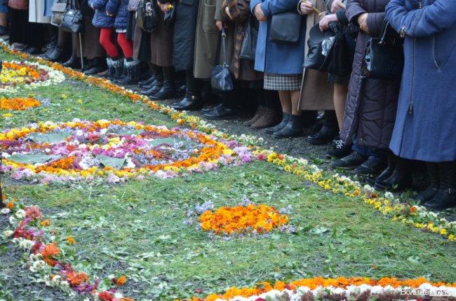 Килим із квітів та цілування рук: як у Луцьку зустріли Онуфрія. ФОТОРЕПОРТАЖ
