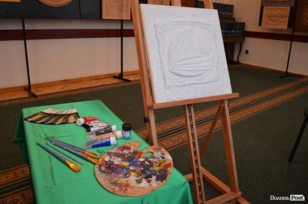 У Луцьку відкрилася виставка картин, які можна «читати» руками. ФОТО