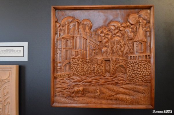 У Луцьку відкрилася виставка картин, які можна «читати» руками. ФОТО