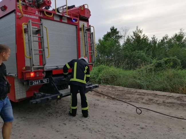 На Волині рятувальники витягнули автобус з піщаної пастки.ФОТО