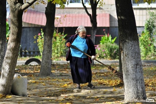 Люди, які прибирають луцькі вулиці. ФОТО