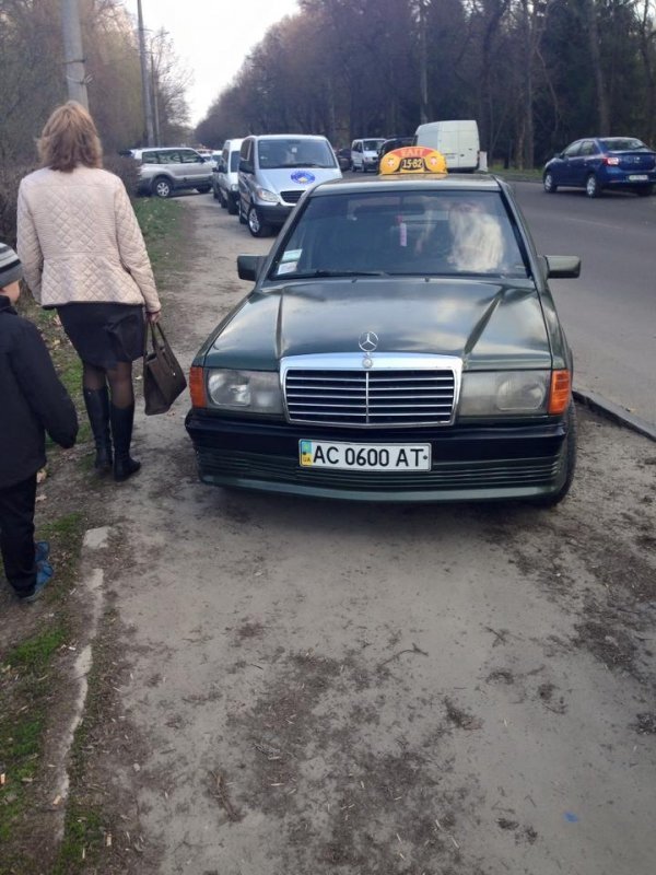 Як на Великдень у Луцьку паркували авто. ФОТО