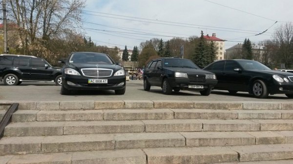 Як на Великдень у Луцьку паркували авто. ФОТО