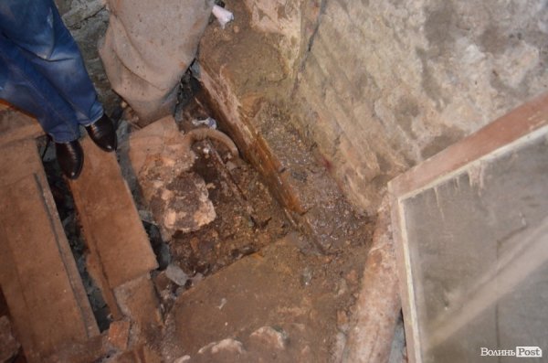 У підвалі стоїть вода