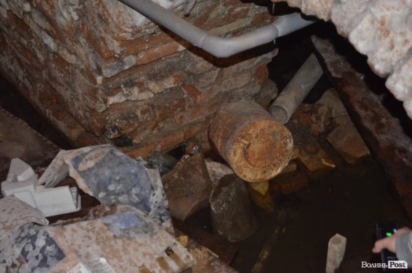 У підвалі стоїть вода