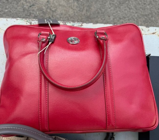 Приховала під ковбасою світові бренди: волинянка намагалася провезти через «Устилуг» навушники та сумки