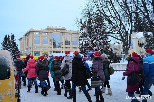 Центр Луцька окупували більше півсотні «Миколаїв». ФОТО