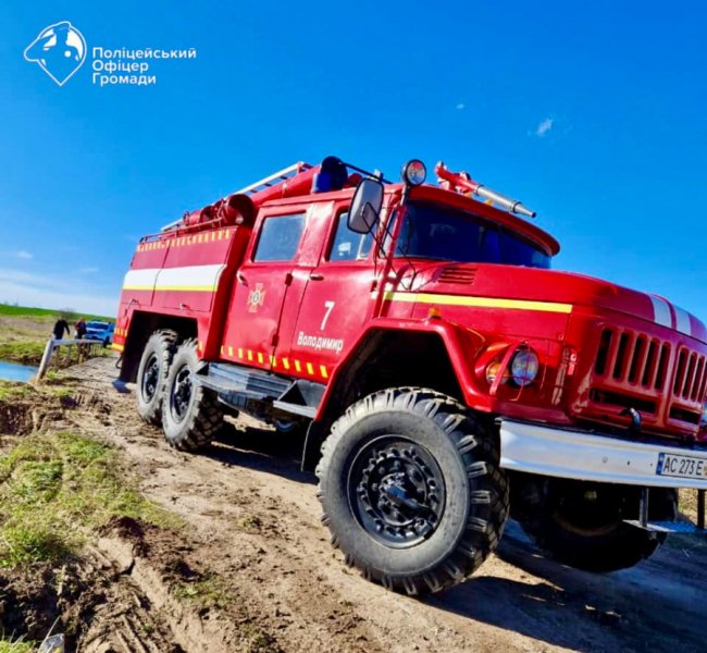 На Волині фура загрузла на узбіччі і перекрила рух через міст