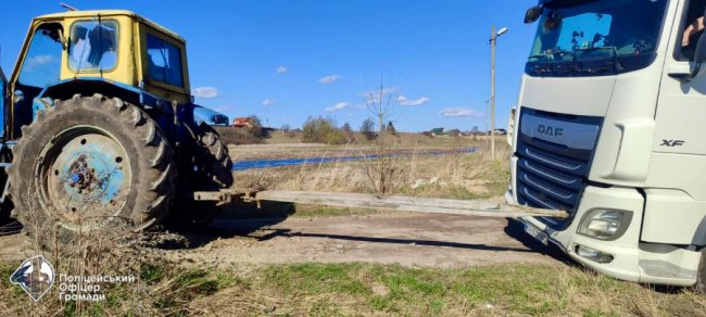 На Волині фура загрузла на узбіччі і перекрила рух через міст