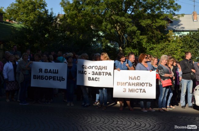 Як люди з Старого ринку «штурмували» Луцькраду. ФОТО. ВІДЕО