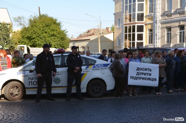 Як люди з Старого ринку «штурмували» Луцькраду. ФОТО. ВІДЕО