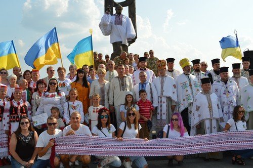 На Волині постать Кобзаря одягнули у велетенську вишиванку. ФОТО