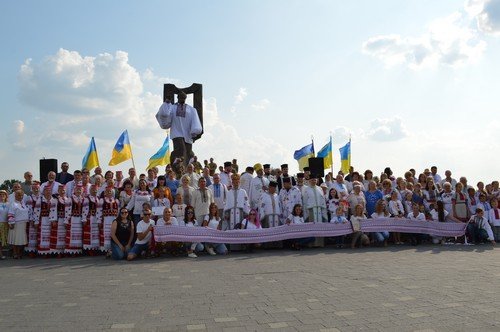На Волині постать Кобзаря одягнули у велетенську вишиванку. ФОТО