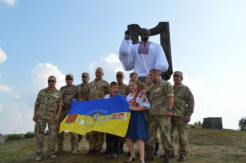 На Волині постать Кобзаря одягнули у велетенську вишиванку. ФОТО