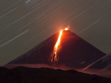 Фото виверження найбільшого вулкану Євразії
