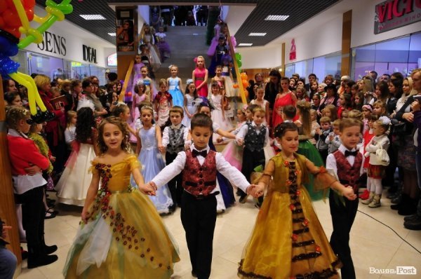 У Луцьку відбувся «Бал у Попелюшки»