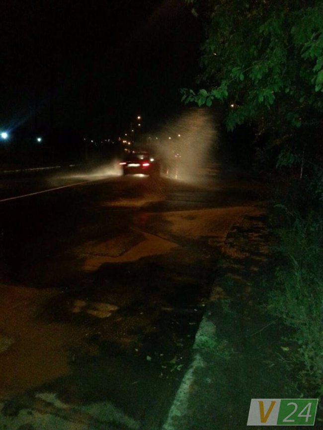  У Луцьку через прорив труби залило вулицю 