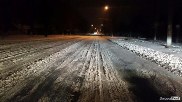 Вул. Володимирська- прибрана і посипана