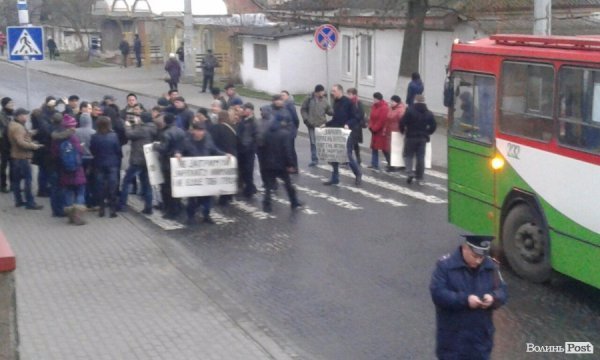 У Луцьку страйкарі перекрили вулицю біля міської ради. ФОТО