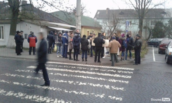 У Луцьку страйкарі перекрили вулицю біля міської ради. ФОТО