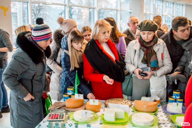 Волинські та рівненські виробники частували лучан сиром. ФОТО