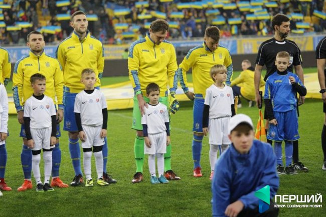 Гравців збірної на матч зі словаками виводили юні футболісти з Луцька