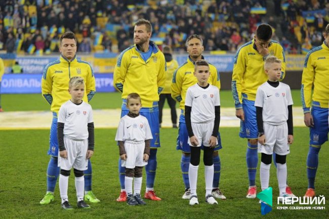 Гравців збірної на матч зі словаками виводили юні футболісти з Луцька