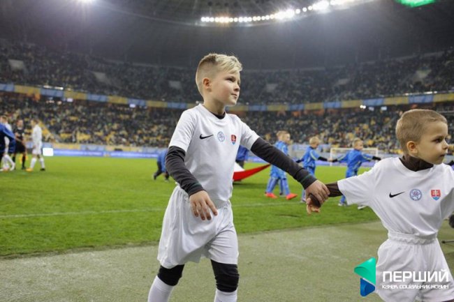 Гравців збірної на матч зі словаками виводили юні футболісти з Луцька