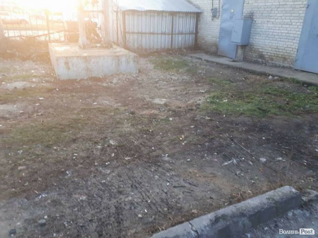 Луцькі муніципали  «сварили» водіїв маршруток, які смітять біля автостанції