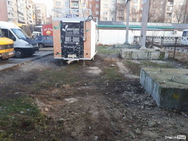 Луцькі муніципали  «сварили» водіїв маршруток, які смітять біля автостанції