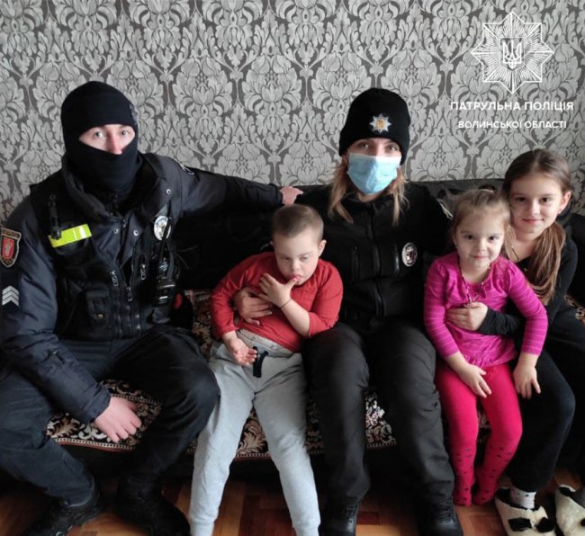 Волинські патрульні привітали з Днем святого Миколая дітей з інвалідністю. ФОТО