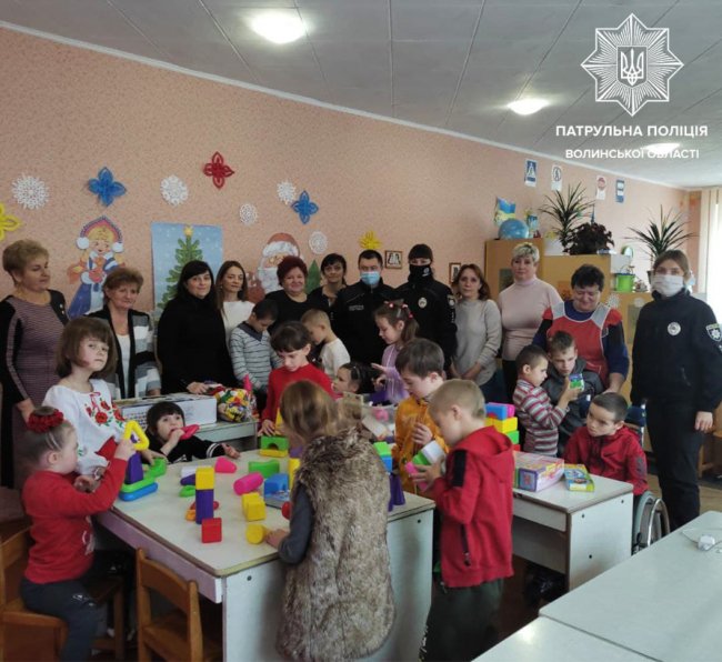 Волинські патрульні привітали з Днем святого Миколая дітей з інвалідністю. ФОТО