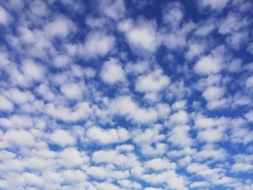 Ранкові хмари над містом вразили лучан. ФОТО