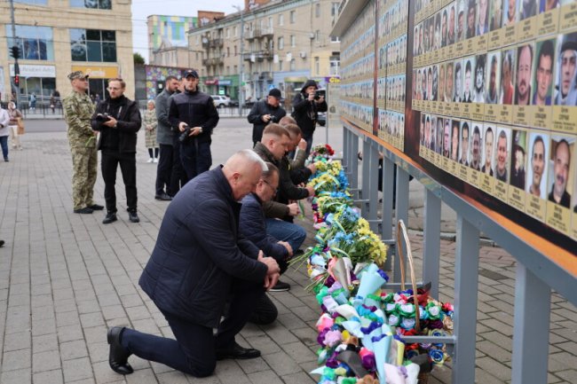Луцьк схилив голови під час хвилини мовчання разом з усією Україною
