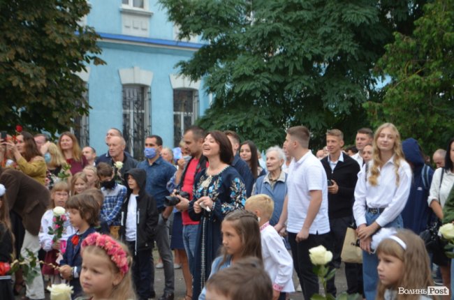 Як у луцькій школі №1 відзначали свято першого дзвоника. ФОТО 