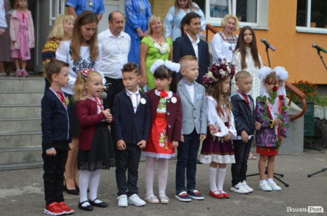 Як у луцькій школі №1 відзначали свято першого дзвоника. ФОТО 