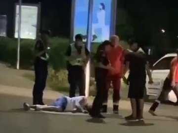 Четверо на одного: у Ковелі молодики жорстоко побили чоловіка.ВІДЕО