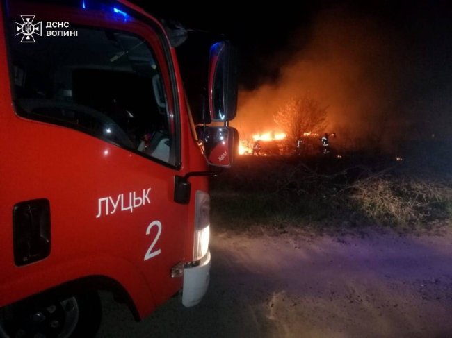 Пожежі на Волині: полум'я перекинулося із сухої трави на хата-пустку