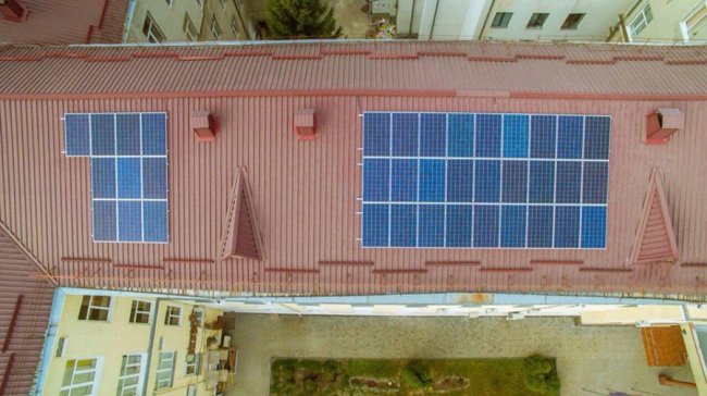 «Не ноу-хау, а реальність»: на даху волинської лікарні встановили сонячну електростанцію. ФОТО