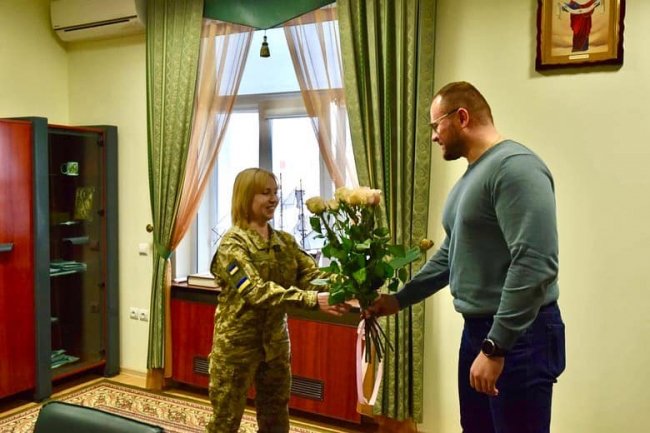 Поліщук зустрівся з лучанкою Людмилою Кравчук, яка понад пів року перебувала у російському полоні