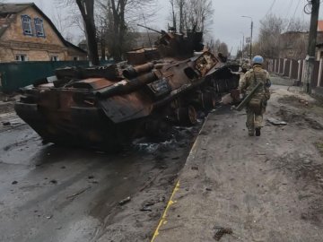 У Бучі знаходять місця масових поховань